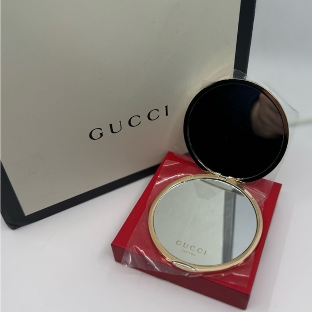 Gucci Gold Makeup Compact Mirror Brand New in Box - Picture 1 of 10